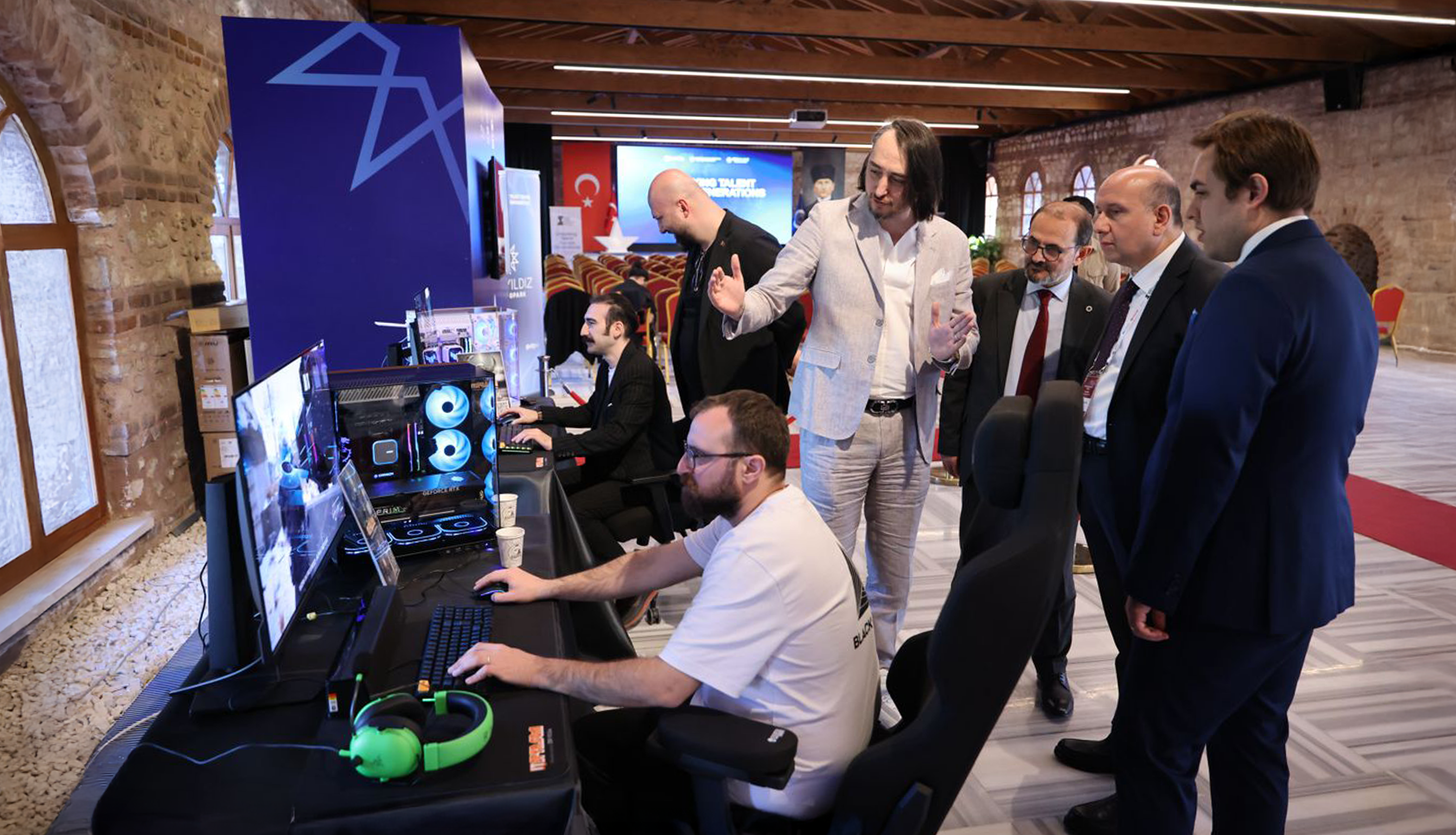 OECD heyeti Yıldız Teknik Üniversitesi'nde genç girişimcilerle buluştu