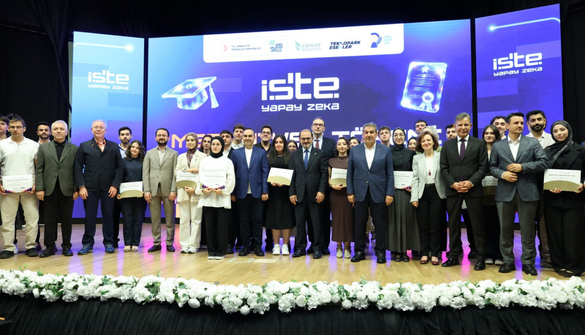 İşte Yapay Zeka Mezunları, diplomalarını Bakan Kacır’ın elinden aldı