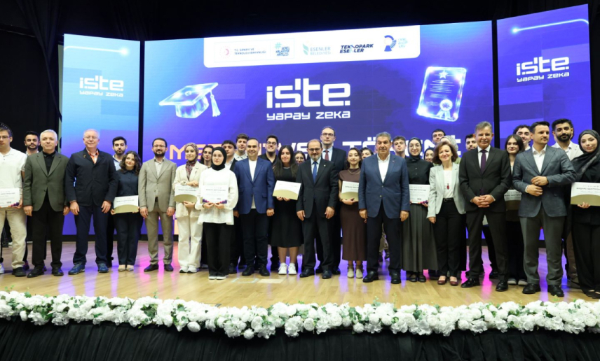 İşte Yapay Zeka Mezunları, diplomalarını Bakan Kacır’ın elinden aldı